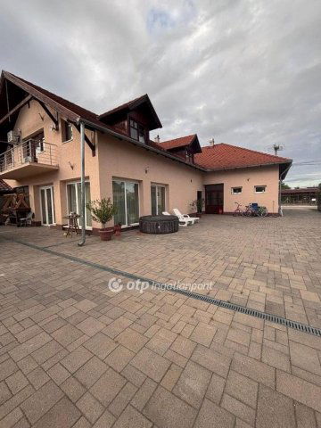 Eladó családi ház, Bakson 139.9 M Ft, 6 szobás