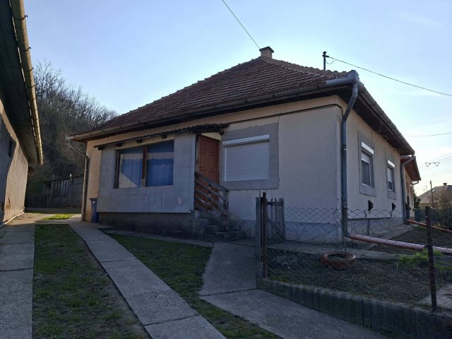 Eladó családi ház, Bényén 51.85 M Ft, 3 szobás
