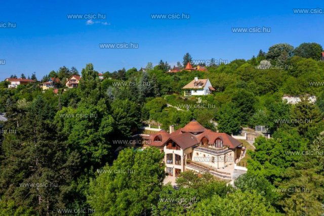 Eladó családi ház, Szentendrén 399 M Ft, 7 szobás