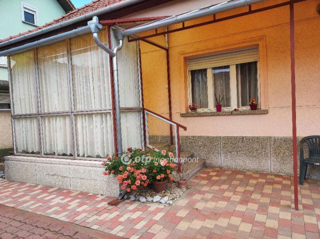 Eladó családi ház, Sándorfalván 63 M Ft, 3 szobás
