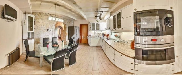 Eladó családi ház, Mendén 153 M Ft, 4 szobás