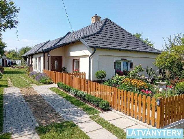 Eladó családi ház, Ajkán 22.5 M Ft, 3 szobás