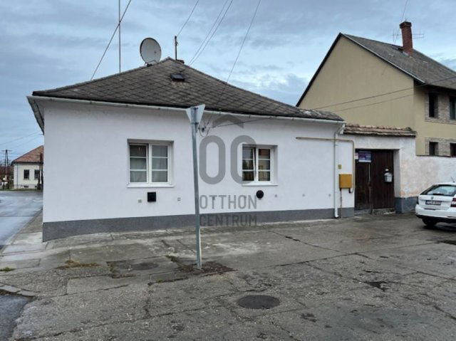 Eladó téglalakás, Kalocsán 16 M Ft, 2 szobás