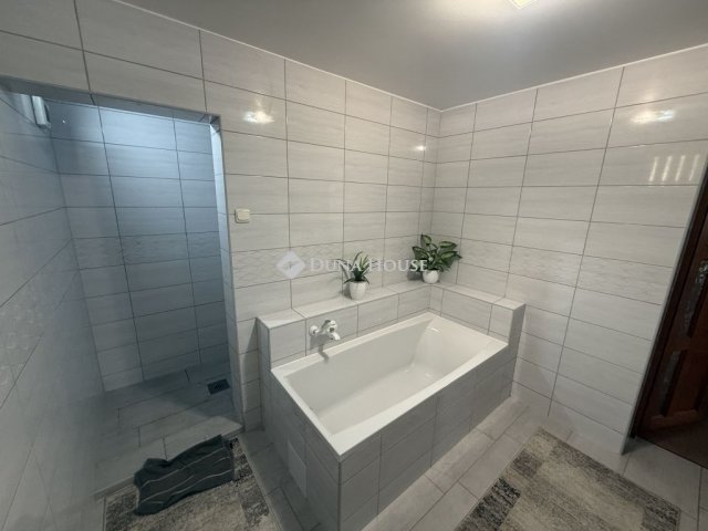 Eladó családi ház, Pécsett 119 M Ft, 5 szobás