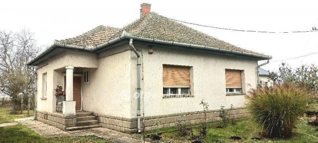 Eladó családi ház, Jászapátiban 13 M Ft, 2 szobás