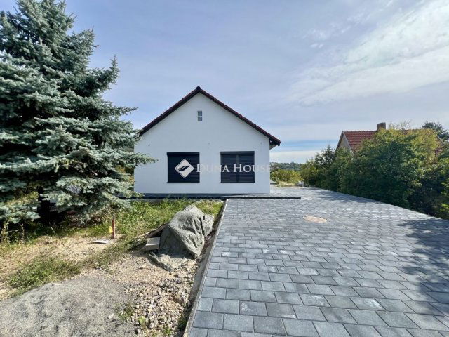 Eladó családi ház, Pécsett 139 M Ft, 4 szobás