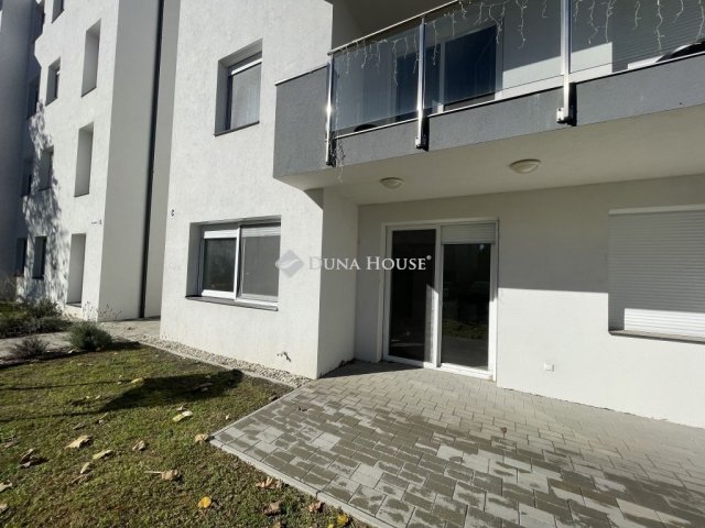 Eladó téglalakás, Tatán 88 M Ft, 4 szobás