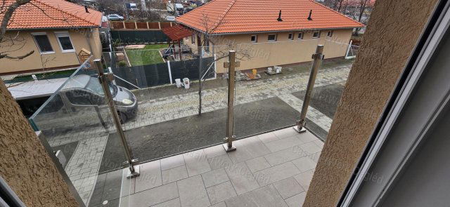 Eladó téglalakás, Cegléden 72 M Ft, 5 szobás