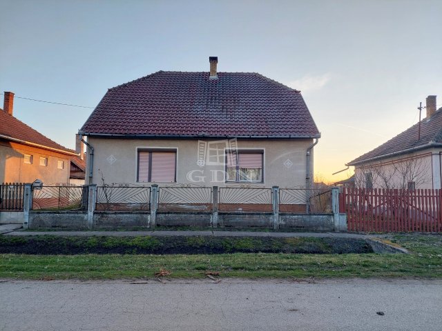 Eladó családi ház, Görbeházán 16 M Ft, 2 szobás