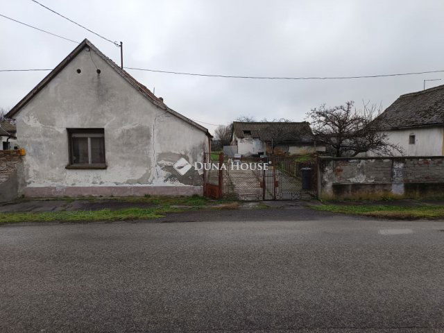 Eladó családi ház, Udvaron 8 M Ft, 4 szobás