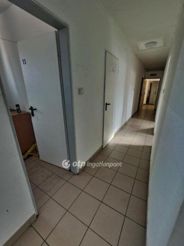 Eladó családi ház, Pápán 249 M Ft, 9+11 szobás