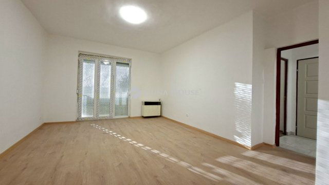 Eladó téglalakás, Komlón, Vörösmarty Mihály utcában 16.9 M Ft