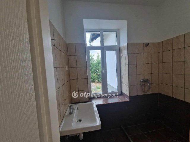 Eladó téglalakás, Tápiószelén 29.99 M Ft, 4 szobás