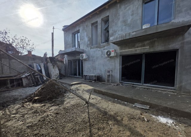 Eladó ikerház, Szolnokon 99.9 M Ft, 4 szobás