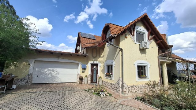 Eladó családi ház, Pécsett 199.99 M Ft, 8 szobás