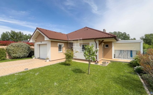 Eladó családi ház, Máriakálnokon 125 M Ft, 4 szobás