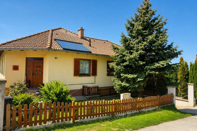 Eladó családi ház, Ajkán 139 M Ft, 3+1 szobás