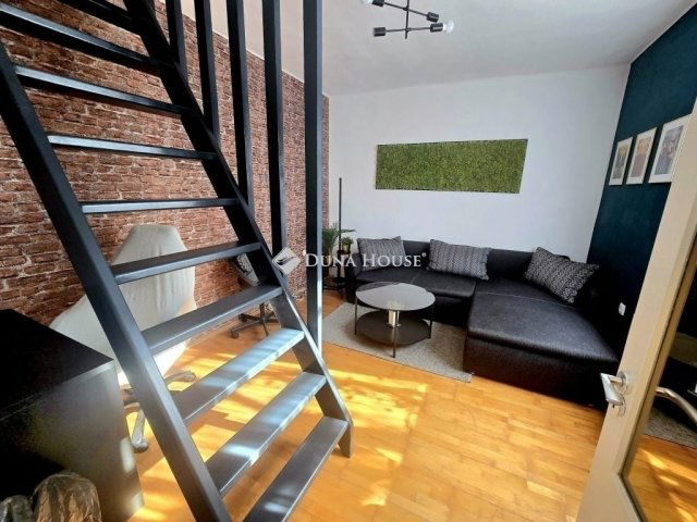 Eladó családi ház, Pécsett 93.99 M Ft, 5 szobás