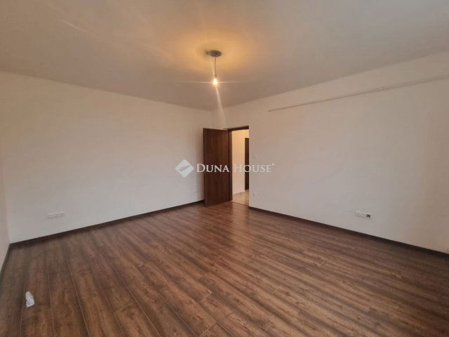 Eladó téglalakás, Jászberényben 30 M Ft, 2 szobás
