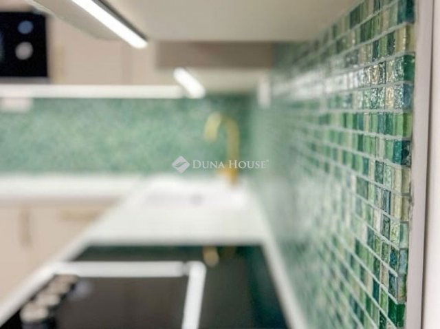 Eladó panellakás, Pécsett 51.9 M Ft, 3 szobás