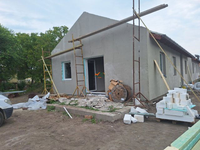 Eladó ikerház, Kiskunlacházán 70 M Ft, 4 szobás