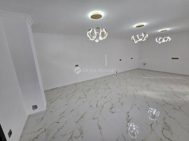 Eladó családi ház, Lajoskomáromban 53.5 M Ft, 4 szobás