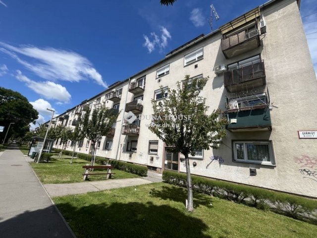 Eladó téglalakás, Szigetszentmiklóson 49.9 M Ft, 2 szobás