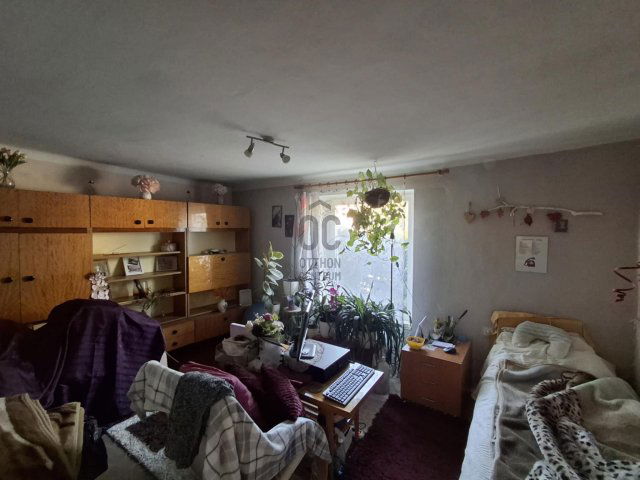 Eladó családi ház, Pécsett 8 M Ft, 2 szobás