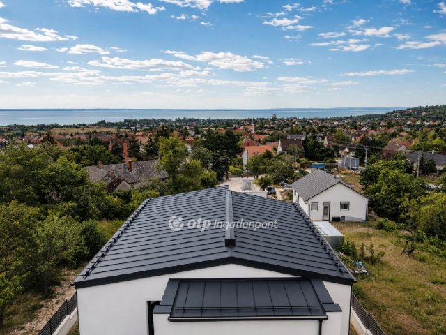 Eladó téglalakás, Balatonalmádiban 151 M Ft, 3+1 szobás