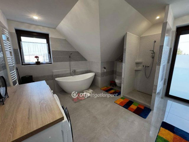 Eladó családi ház, Debrecenben 249.999 M Ft, 6 szobás