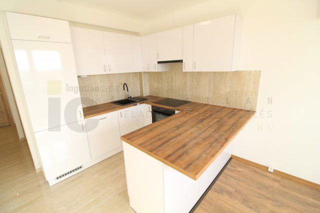 Eladó panellakás, Szegeden 59.9 M Ft, 4 szobás