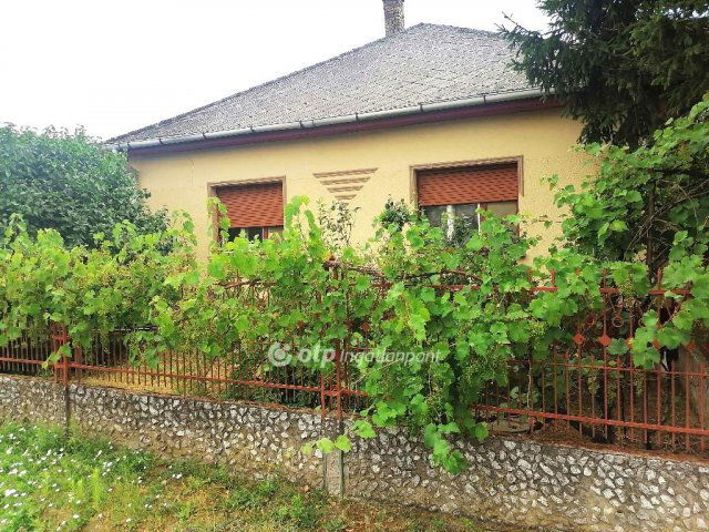 Eladó családi ház, Forrón 25 M Ft, 3 szobás