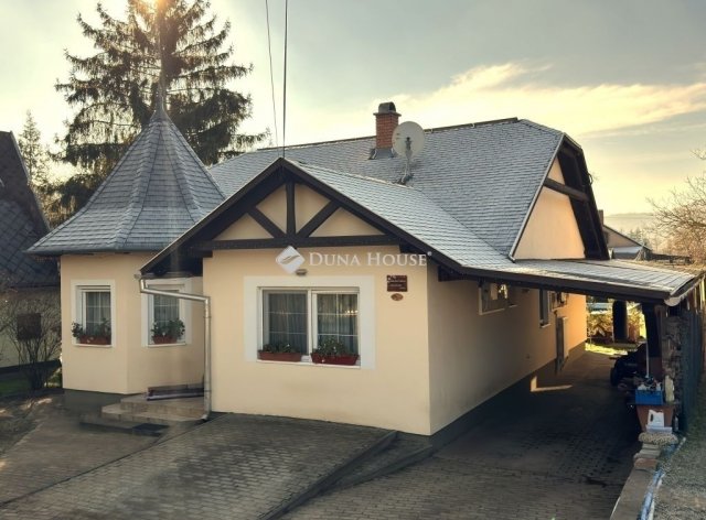 Eladó családi ház, Esztergomban 104.9 M Ft, 4 szobás