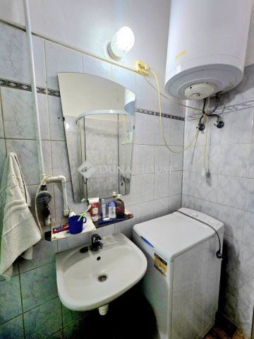 Eladó téglalakás, Pécsett, Rákóczi úton 24.99 M Ft, 1 szobás