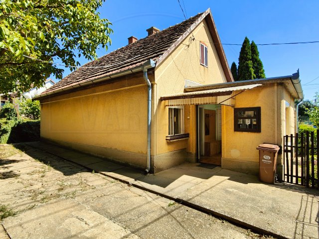 Eladó családi ház, Pécsett 37.9 M Ft, 2 szobás