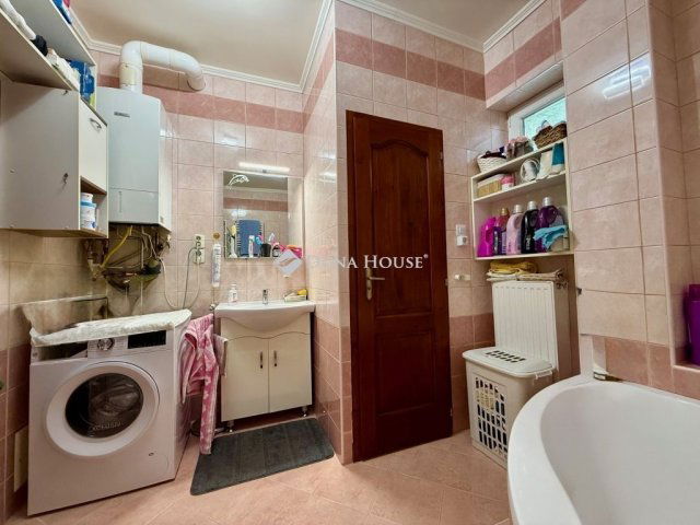 Eladó családi ház, Kecskeméten 149.9 M Ft, 9 szobás