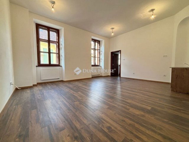 Eladó téglalakás, Sopronban 64.135 M Ft, 2 szobás