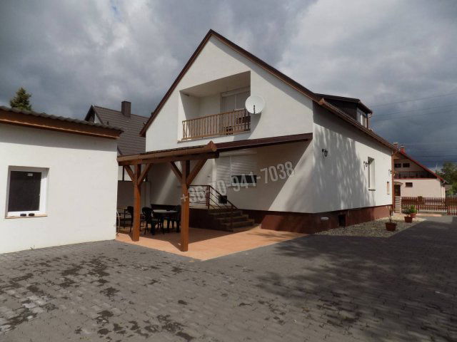 Eladó családi ház, Bábolnán 89.9 M Ft, 8 szobás