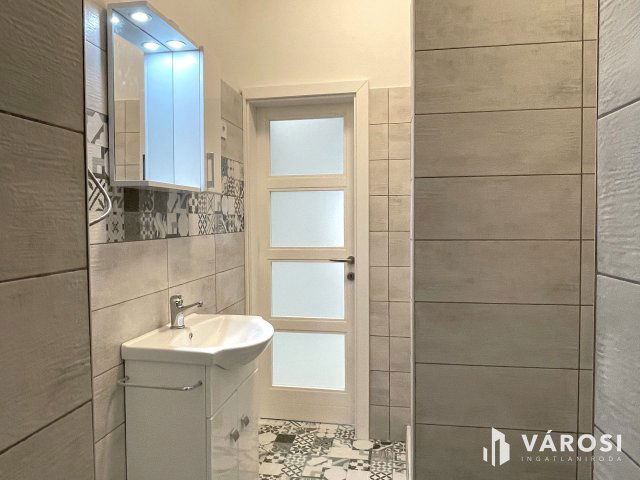 Eladó téglalakás, Orosházán 26.9 M Ft, 3 szobás