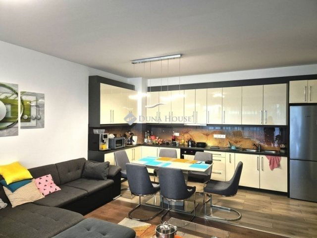 Eladó téglalakás, Siófokon 185 M Ft, 3 szobás