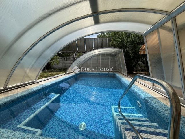 Eladó családi ház, Budapesten, XV. kerületben 250 M Ft, 7 szobás