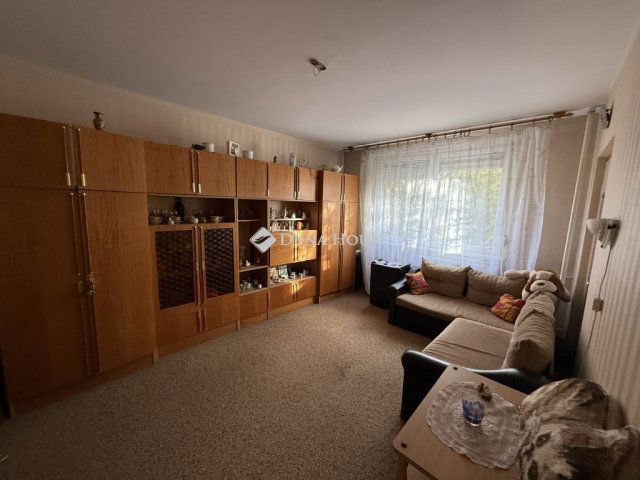 Eladó panellakás, Tatabányán 32.9 M Ft, 2 szobás