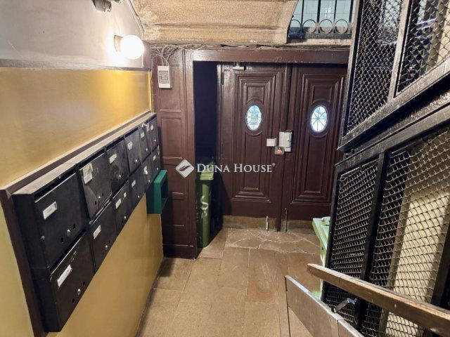 Eladó téglalakás, Budapesten, V. kerületben 93.5 M Ft, 1 szobás