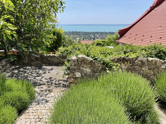 Kiadó családi ház, albérlet, Balatonfüreden 850 E Ft / hó