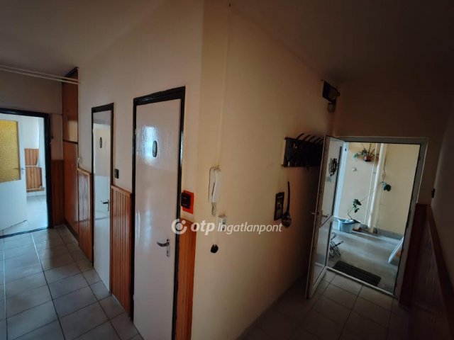 Eladó téglalakás, Veszprémben 69.8 M Ft, 3 szobás