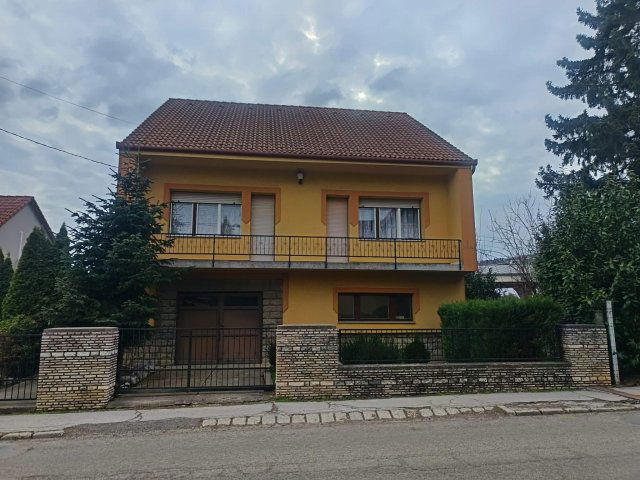Eladó családi ház, Pécsett 115 M Ft, 4 szobás