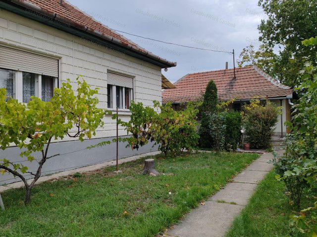 Eladó családi ház, Újszászon 36.9 M Ft, 3 szobás