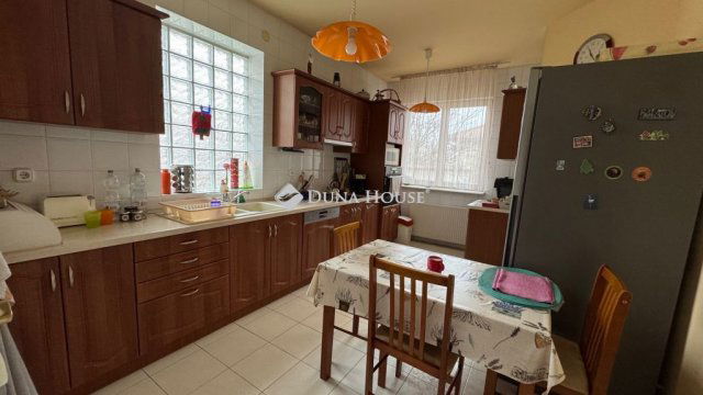 Eladó családi ház, Debrecenben 220 M Ft, 5 szobás