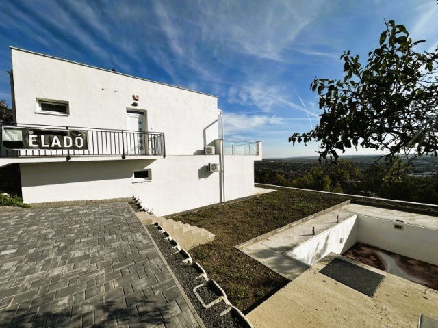 Eladó családi ház, Pécsett 149.9 M Ft, 4 szobás