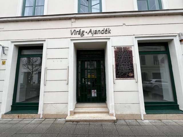 Eladó üzlethelyiség, Pécsett 44.9 M Ft, 3 szobás